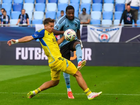Michal Domik (Košice) a Sandro Cruz (Slovan) počas zápasu 6. kola Niké ligy.