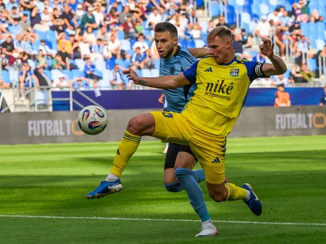 Mykola Kucharevyč (Slovan) a Ján Krivák (Košice) počas zápasu 6. kola Niké ligy.