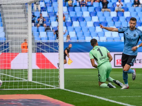 Dávid Šípoš (Košice) dostáva gól a Mykola Kucharevyč (Slovan) počas zápasu 6. kola Niké ligy.