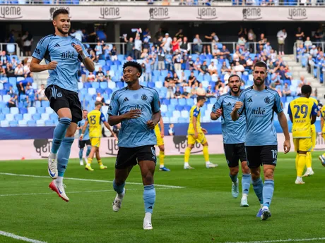 Mykola Kucharevyč, Ibrahim Rahim, Kyriakos Savvidis a Kenan Bajrič (všetci Slovan) sa tešia z gólu počas zápasu 6. kola Niké ligy ŠK Slovan Bratislava - FC Košice.