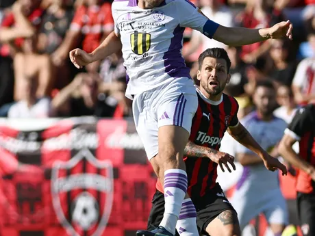 Futbalista Komárna Martin Šimko hlavičkuje v zápase proti Spartaku Trnava. 