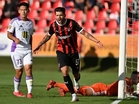 Útočník Spartaka Trnava Michal Ďuriš strieľa gól v zápase proti Komárnu. 