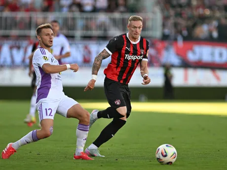 Dominik Žák (vľavo) a Roman Procházka v zápase medzi Komárnom a Trnavou. 