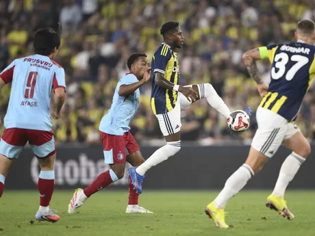 Kapitán Fenerbahce Milan Škriniar (vpravo), jeho spoluhráč Fred (druhý sprava) a futbalista Feyenoordu Quinten Timber(druhý zľava) bojujú o loptu v odvetnom zápase 3. predkola Ligy majstrov Fenerbahce Istanbul - Feyenoord Rotterdam.