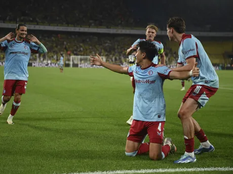 Slovenský futbalista v drese Feyenoordu Leo Sauer (vpravo) sa teší z gólu, ktorý strelil jeho spoluhráč Cujoši Watanabe
(uprostred) v odvetnom zápase 3. predkola Ligy majstrov Fenerbahce Istanbul - Feyenoord Rotterdam.