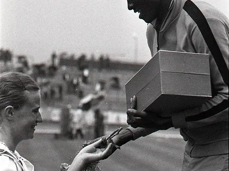 Olympijský víťaz z Mníchova 1972 John Akii-Bua. Uganďan v roku 1973 vyhral na mítingu beh na 400 m cez prekážky.