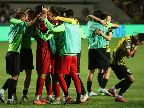 Futbalisti Kajratu Almaty oslavujú postup do ligovej fázy Ligy majstrov po vyradení Celticu Glasgow.