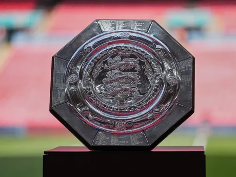 Trofej pre víťaza pred finále anglického Superpohára Crystal Palace - FC Liverpool. 