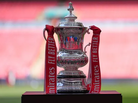 Trofej pre víťaza pred finále anglického Superpohára Crystal Palace - FC Liverpool. 