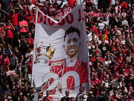 Fanúšikovia Liverpoolu vzdali hold zosnulému Diogovi Jotovi pred zápasom o Community Shield 2025.