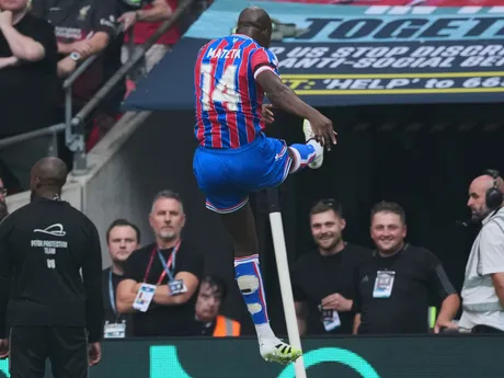 Útočník Crystalu Palace Jean-Philippe Mateta a jeho gólová radosť v zápase proti Liverpoolu.