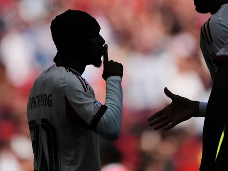 Gesto futbalistu Liverpoolu Jeremieho Frimponga po góle v zápase o Community Shield.
