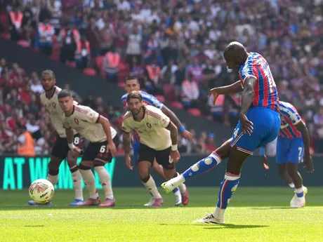 Útočník Crystalu Palace Jean-Philippe Mateta premieňa penaltu v zápase o Community Shield 2025.
