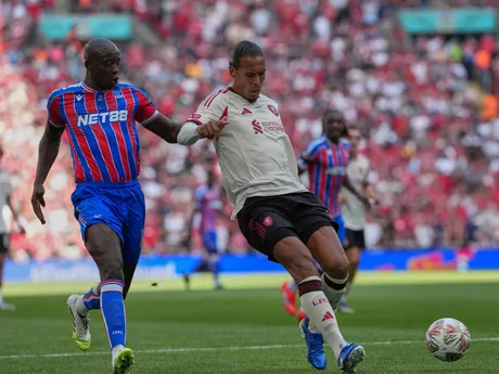Virgil van Dijk (vpravo) a Jean-Philippe Mateta počas zápasu o Community Shield 2025.