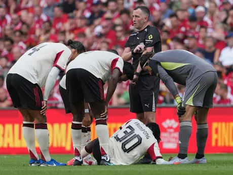 Zranenie futbalistu Liverpoolu Jeremieho Frimponga v zápase o Community Shield. 