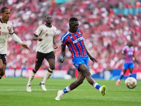 Futbalista Crystalu Palace Ismaila Sarr strieľa gól Liverpoolu v zápase o Community Shield.