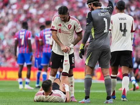 Dominik Szoboszlai pomáha Milosovi Kerkezovi s kŕčmi počas zápasu o Community Shield 2025.