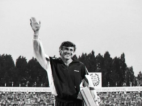 Sergej Bubka na stupni víťazov po vytvorení svetového rekordu v skoku do výšky 605 cm na mítingu  P-T-S v roku 1988.