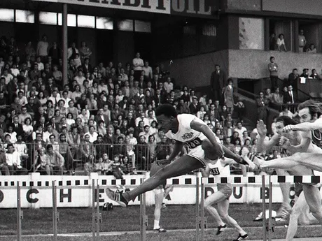 Beh na 110 m cez prekážky v roku 1974. Zvíťazil Kubánec Casanas, pred Nádeníčkom z ČSSR (vpravo).