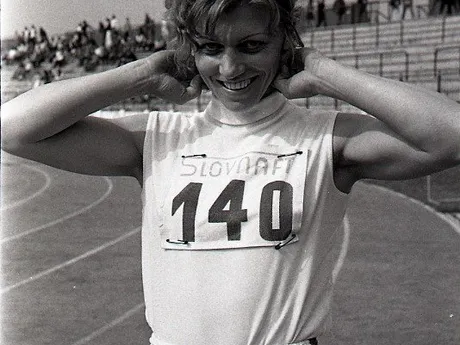 Vynikajúca šprintérka Eva Glesková-Lehocká na mítingu Pravda - Televízia v roku 1972. Gleskovej slovenský rekord na 100 m 11,29 z roku 1968 vydržal 55 rokov, kým ho neprekonala Viktória Forster (11,26).
