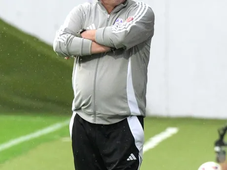 Tréner Komárna Mikuláš Radványi v zápase 6. kola Niké ligy medzi KFC Komárno a MFK Skalica.