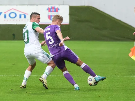 Damián Bariš (Skalica) a Dominik Špiriak (Komárno) v zápase 6. kola Niké ligy. 