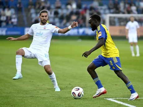 Na snímke zľava Kyriakos Savvidis (Slovan) a Abdul Musa Zubairu (Michalovce) bojujú o loptu v zápase 5. kola futbalovej Niké ligy MFK Zemplín Michalovce - Slovan Bratislava.