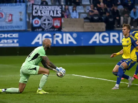 Na snímke zľava brankár Matúš Macík (Slovan) a Gytis Paulauskas (Michalovce) v zápase 5. kola futbalovej Niké ligy MFK Zemplín Michalovce - Slovan Bratislava.