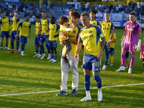 Na snímke dlhoročný hráč a legenda klubu MFK Zemplín Michalovce Igor Žofčák, ktorý nastúpil na svoj posledný zápas v kariére, pózuje so svojimi synmi pred duelom 5. kola futbalovej Niké ligy MFK Zemplín Michalovce - Slovan Bratislava.