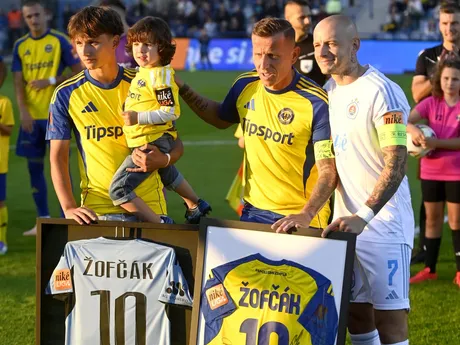 Na snímke dlhoročný hráč a legenda klubu MFK Zemplín Michalovce Igor Žofčák (druhý sprava), ktorý nastúpil na svoj posledný zápas v kariére, pózuje so svojimi synmi a kapitánom Slovana Vladimírom Weissom ml. pred duelom 5. kola futbalovej Niké ligy MFK Zemplín Michalovce - Slovan Bratislava.