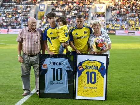 Na snímke dlhoročný hráč a legenda klubu MFK Zemplín Michalovce Igor Žofčák (druhý sprava), ktorý nastúpil na svoj posledný zápas v kariére, pózuje so svojimi synmi a rodičmi pred duelom 5. kola futbalovej Niké ligy MFK Zemplín Michalovce - Slovan Bratislava.