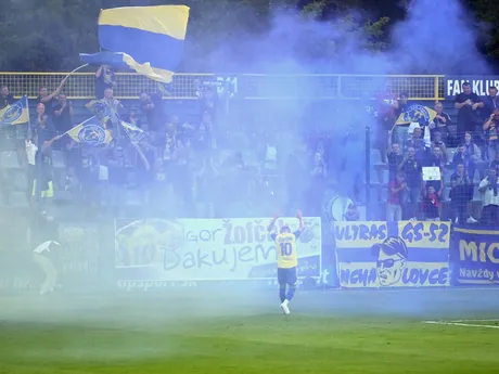 Na snímke dlhoročný hráč a legenda MFK Zemplín Michalovce Igor Žofčák sa lúči s fanúšikmi po striedaní vo svojom poslednom zápase v kariére, ktorý odohral v 5. kole futbalovej Niké ligy MFK Zemplín Michalovce - Slovan Bratislava.