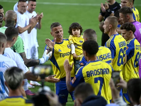 Na snímke dlhoročný hráč a legenda klubu MFK Zemplín Michalovce Igor Žofčák (uprostred), ktorý odohral svoj posledný zápas v kariére, sa lúči so svojimi spoluhráčmi po striedaní v dueli 5. kola futbalovej Niké ligy MFK Zemplín Michalovce - Slovan Bratislava.