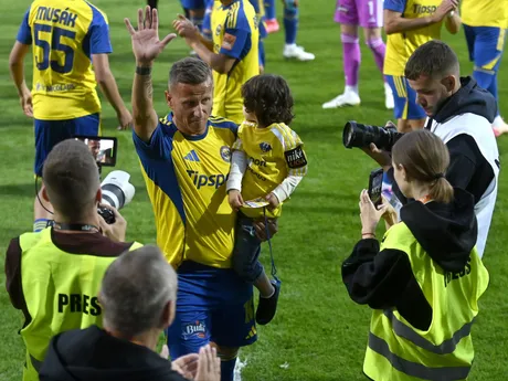 Na snímke dlhoročný hráč a legenda klubu MFK Zemplín Michalovce Igor Žofčák (uprostred), ktorý odohral svoj posledný zápas v kariére, sa lúči so svojimi spoluhráčmi po striedaní v dueli 5. kola futbalovej Niké ligy MFK Zemplín Michalovce - Slovan Bratislava.
