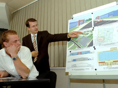 Na snímke Marián Gáborík /vpravo/ a primátor Trenčína Branislav Celler /vľavo/.