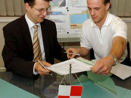 Na snímke Marián Gáborík /vpravo/ a primátor Trenčína Branislav Celler /vľavo/ počas podpisu zmluvy.