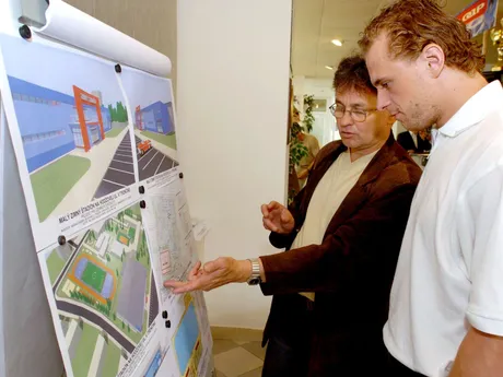 Na snímke Marián Gáborík /vpravo/ v rozhovore nad plánmi štadióna s architektom projektu Miloslavom Vargom.