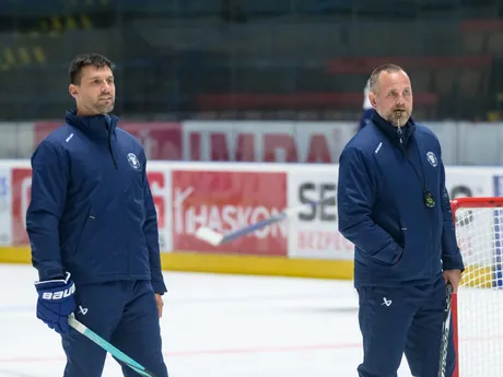 Asistent trénera Ivan Švarný (vľavo) a hlavný tréner Andrej Kmeč počas tréningu HK Nitra.