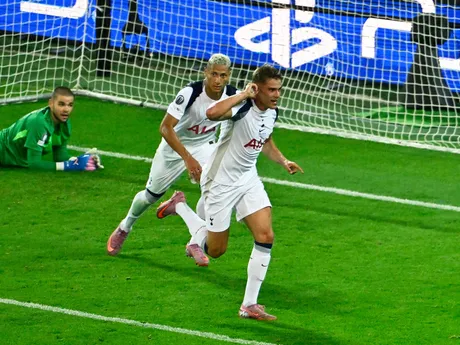 Micky van de Ven oslavuje gól v zápase Paríž St. Germain - Tottenham Hotspur v Superpohári UEFA. 