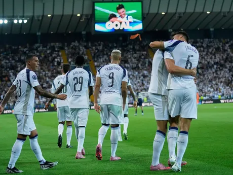 Tottenham oslavuje gól v zápase Paríž St. Germain - Tottenham Hotspur v Superpohári UEFA. 