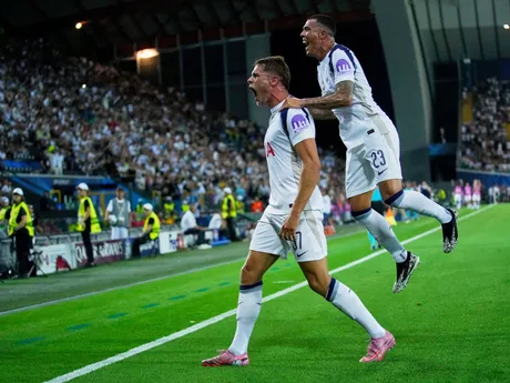 Micky van de Ven oslavuje gól v zápase Paríž St. Germain - Tottenham Hotspur v Superpohári UEFA. 