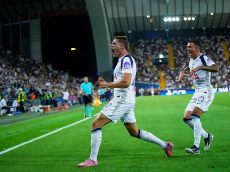 Micky van de Ven oslavuje gól v zápase Paríž St. Germain - Tottenham Hotspur v Superpohári UEFA. 