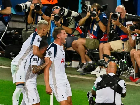 Micky van de Ven oslavuje gól v zápase Paríž St. Germain - Tottenham Hotspur v Superpohári UEFA. 