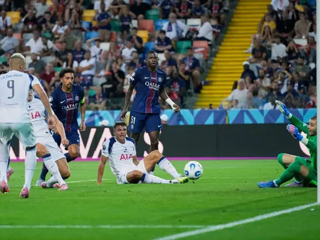 Micky van de Ven oslavuje gól v zápase Paríž St. Germain - Tottenham Hotspur v Superpohári UEFA. 