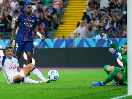 Micky van de Ven oslavuje gól v zápase Paríž St. Germain - Tottenham Hotspur v Superpohári UEFA. 