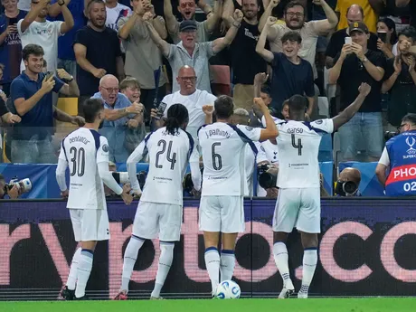 Tottenham oslavuje gól v zápase Paríž St. Germain - Tottenham Hotspur v Superpohári UEFA. 