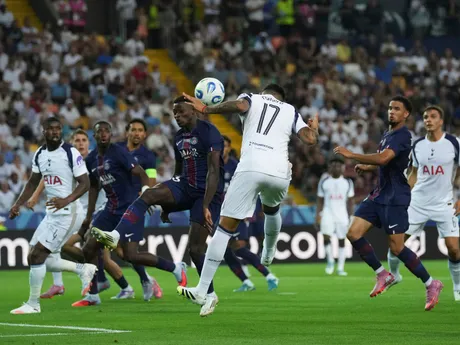 Cristian Romero strieľa gól v zápase Paríž St. Germain - Tottenham Hotspur v Superpohári UEFA. 