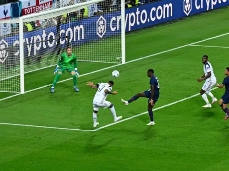 Cristian Romero strieľa gól v zápase Paríž St. Germain - Tottenham Hotspur v Superpohári UEFA. 