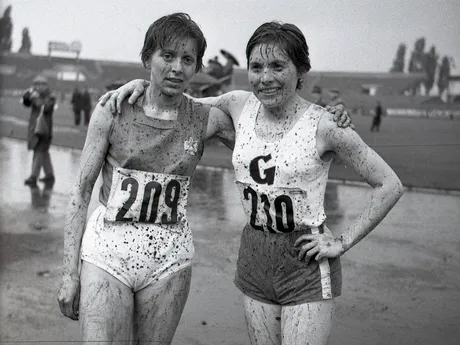 Bežkyne Jaroslava Jehličková a Marie Ingrová na mítingu Veľká cena Pravdy v roku 1965.
