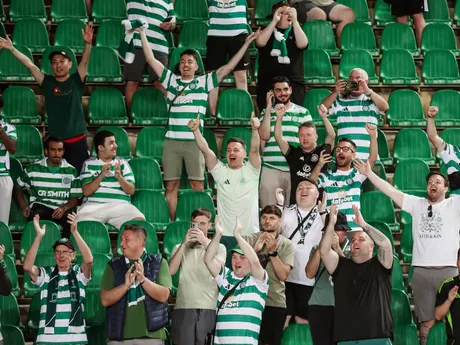 Fanúšikovia Celticu Glasgow pred odvetným zápasom play off futbalovej Ligy majstrov Kajrat Almaty - Celtic Glasgow.